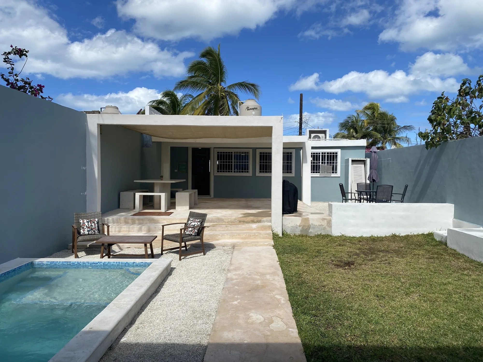 Casa Gigi's — pool and patio