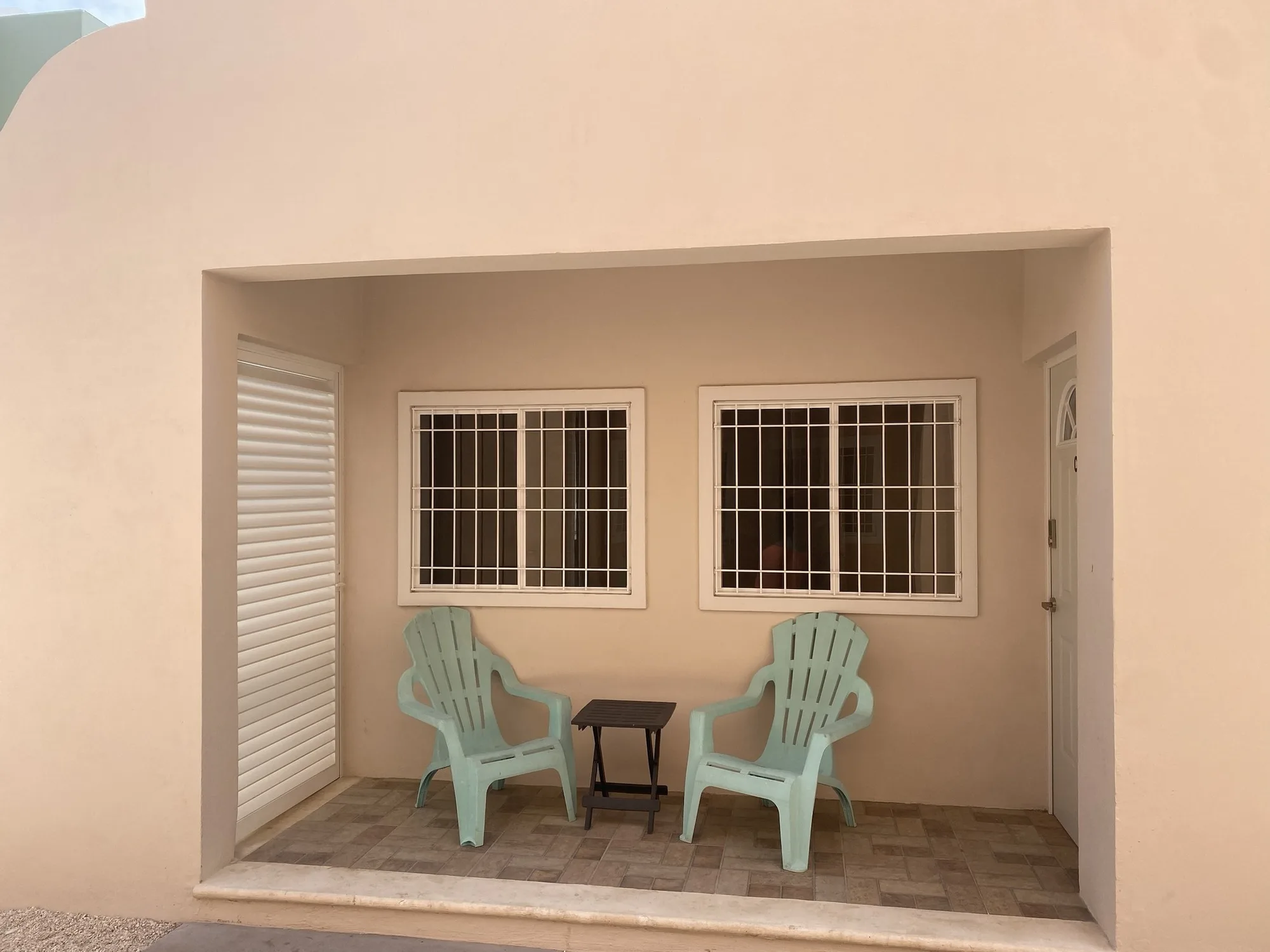 Condo Rosa — front porch